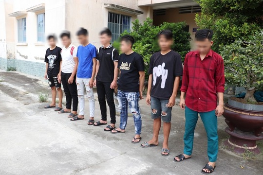 Tạm giữ 14 thanh thiếu niên chém trưởng công an xã trọng thương