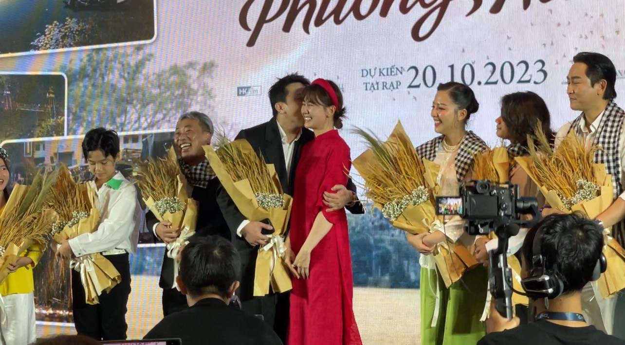 Ra mắt phim mới, Trấn Thành liên tục hôn Hari Won