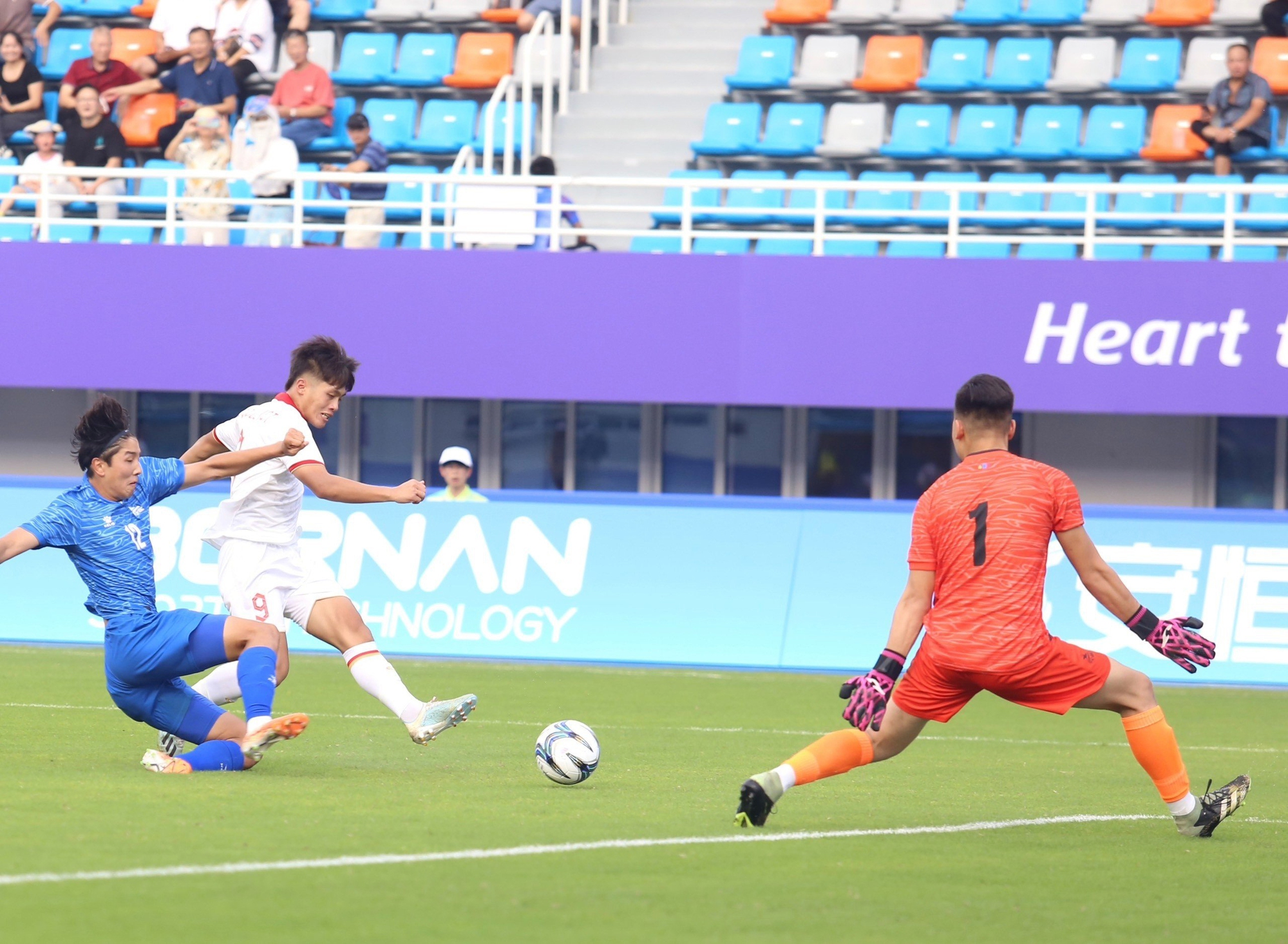 Thử th&aacute;ch kh&oacute; cho tuyển Olympic Việt Nam - Ảnh 2.