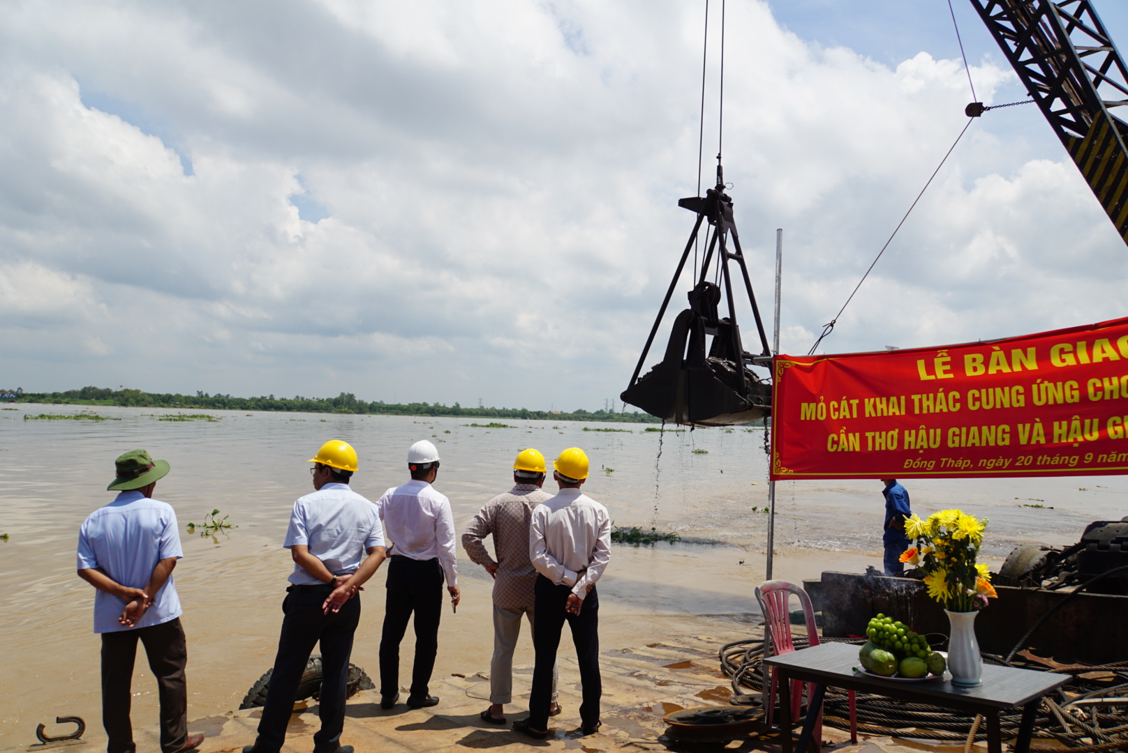 B&agrave;n giao mỏ c&aacute;t đầu ti&ecirc;n cho nh&agrave; thầu thi c&ocirc;ng dự &aacute;n cao tốc ở ĐBSCL  - Ảnh 4.