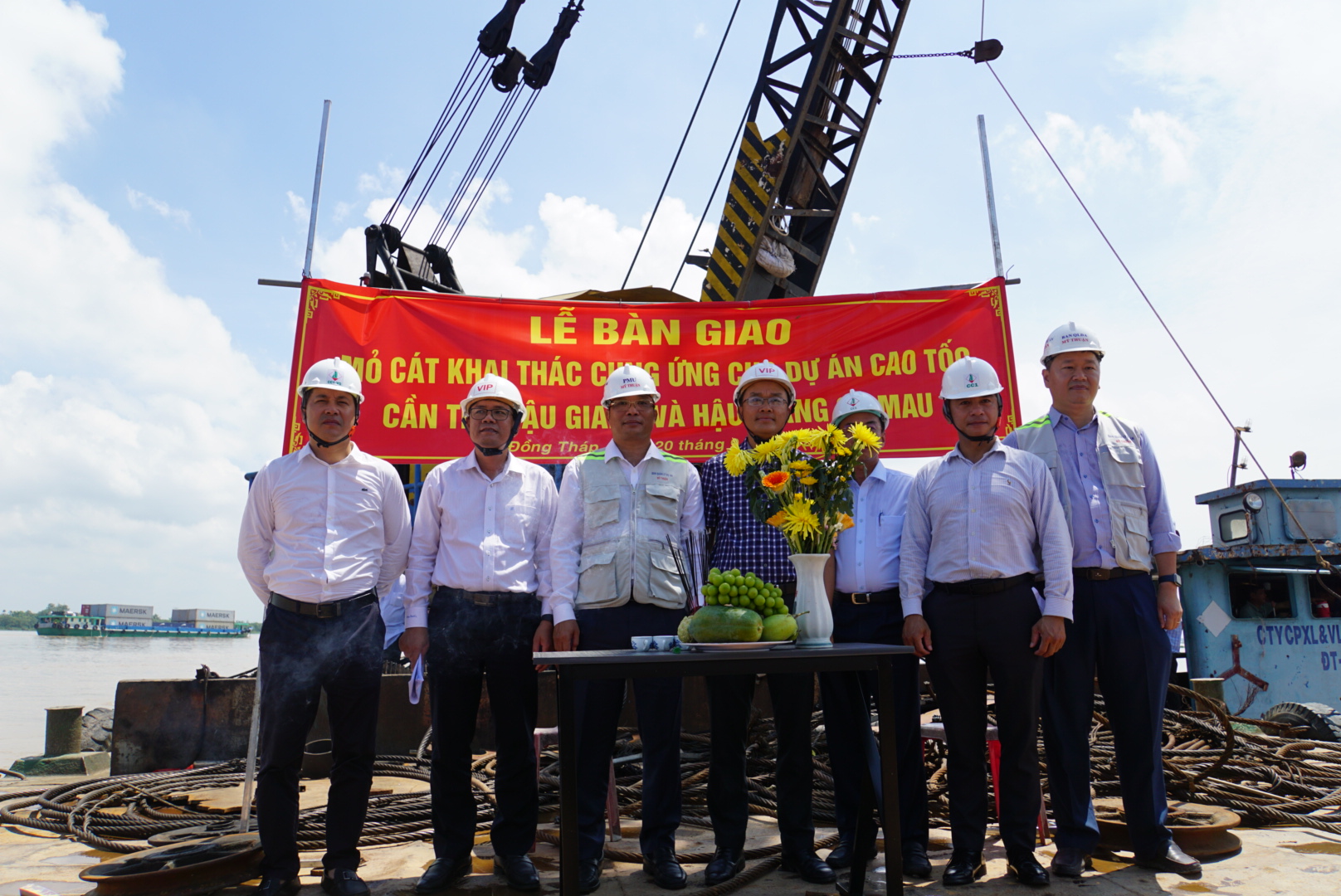 B&agrave;n giao mỏ c&aacute;t đầu ti&ecirc;n cho nh&agrave; thầu thi c&ocirc;ng dự &aacute;n cao tốc ở ĐBSCL  - Ảnh 2.