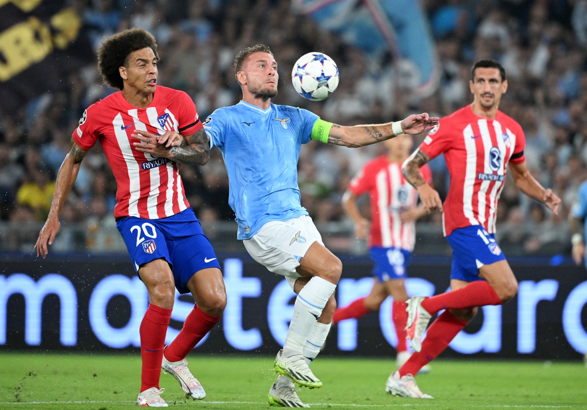 Thủ m&ocirc;n ghi b&agrave;n kh&ocirc;ng tưởng, Lazio giật điểm từ tay Atletico Madrid - Ảnh 1.
