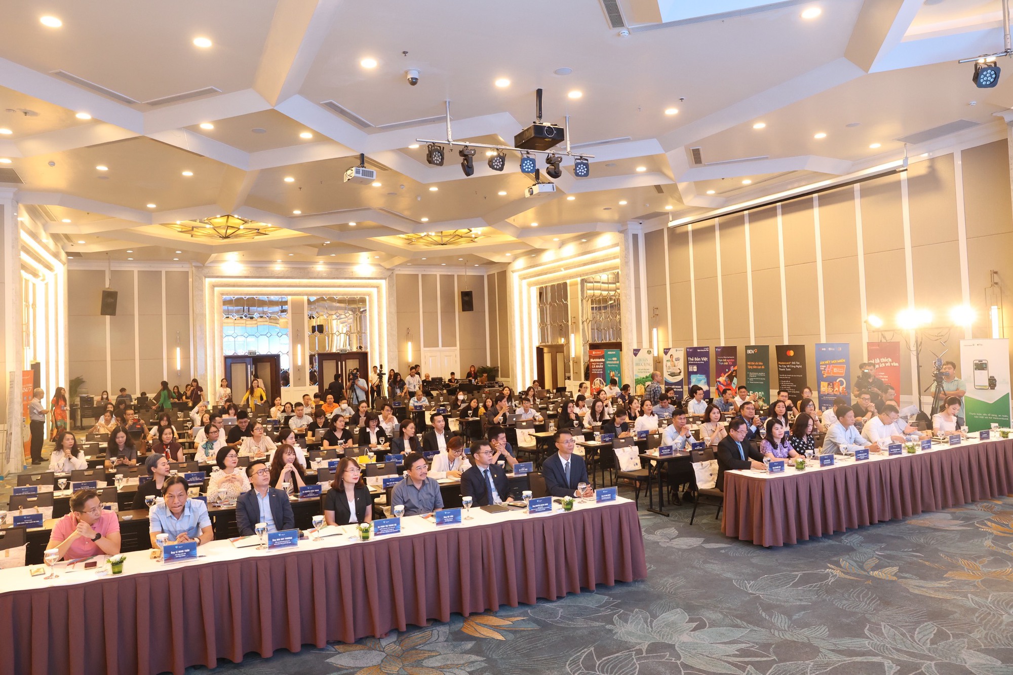H&agrave;ng ng&agrave;n phần qu&agrave; l&ecirc;n tới 500 triệu đồng tại Ng&agrave;y thẻ Việt Nam - Ảnh 2.