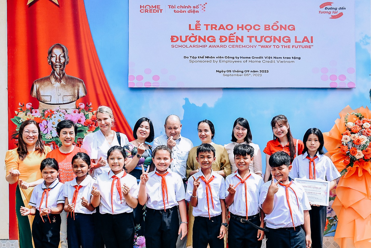 Home Credit thắp sáng ước mơ tới trường cho các em học sinh tại Buôn Hồ, Đắk Lắk