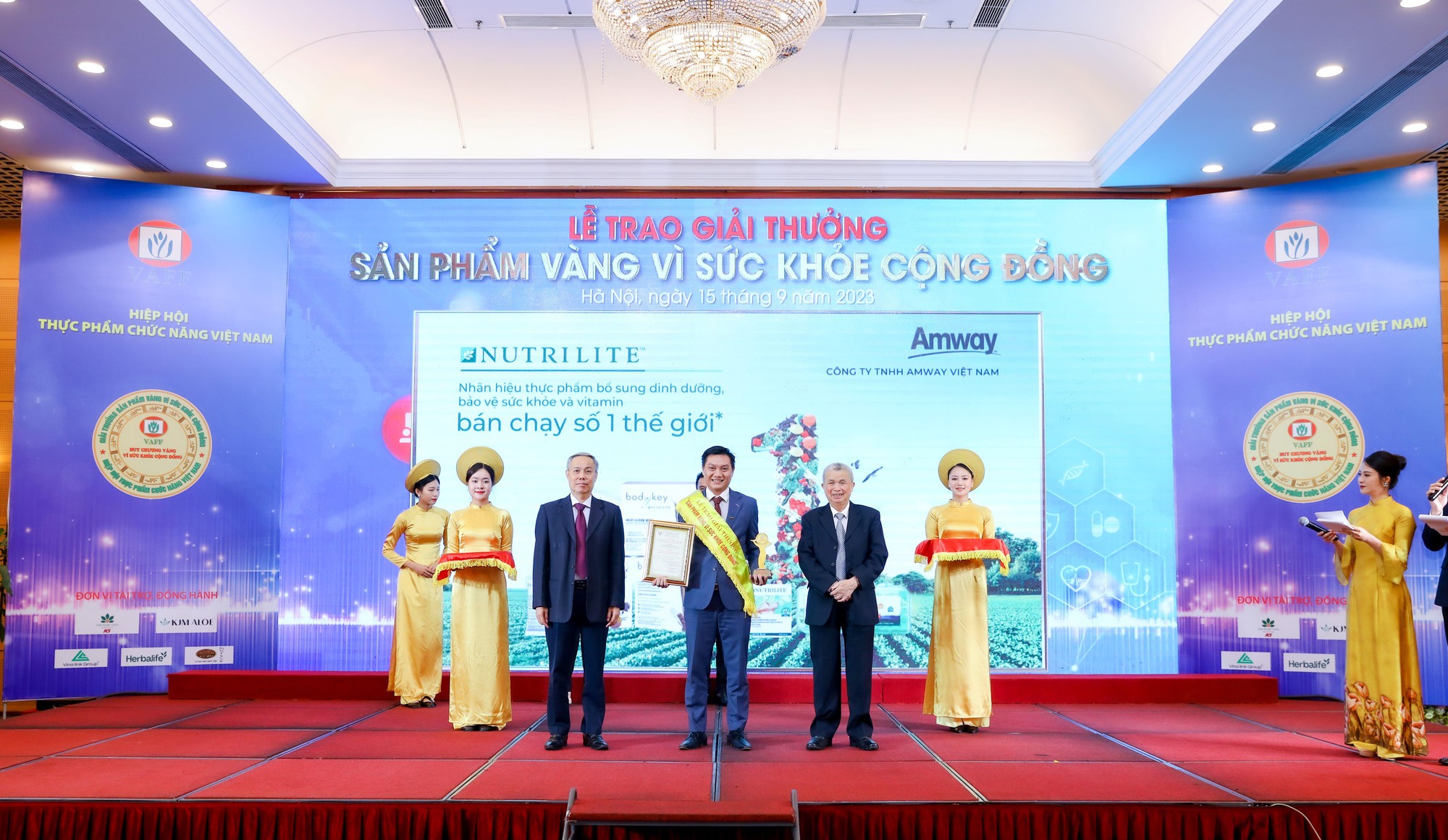 Amway Việt Nam tiếp tục nhận giải thưởng “Sản phẩm vàng vì sức khỏe cộng đồng”