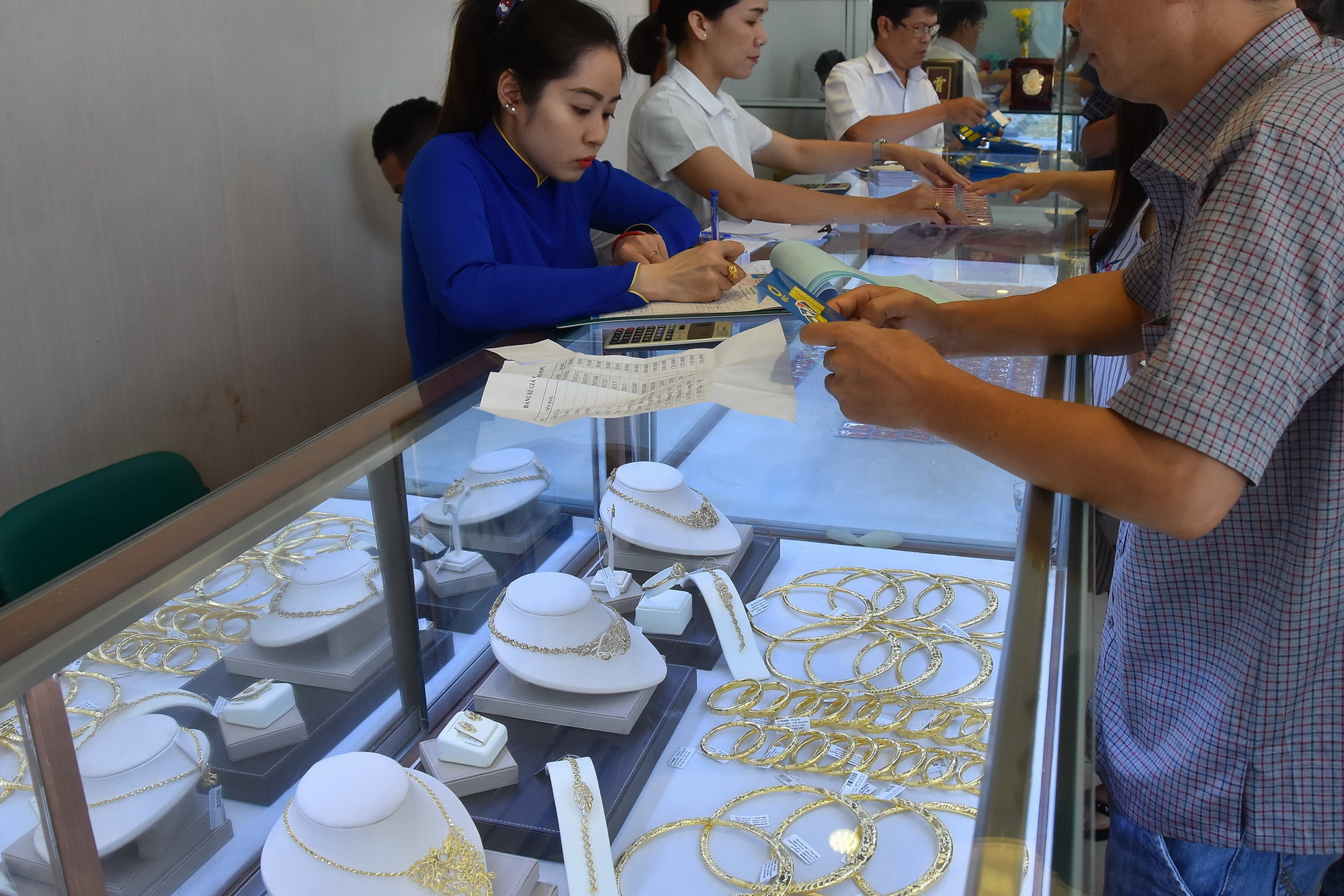 Giá vàng hôm nay 21-9: Vàng biến động dữ dội - Ảnh 1.