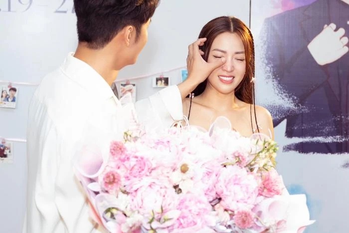 M&agrave;n cầu h&ocirc;n 800 triệu đồng của Puka v&agrave; Gin Tuấn Kiệt - Ảnh 4.