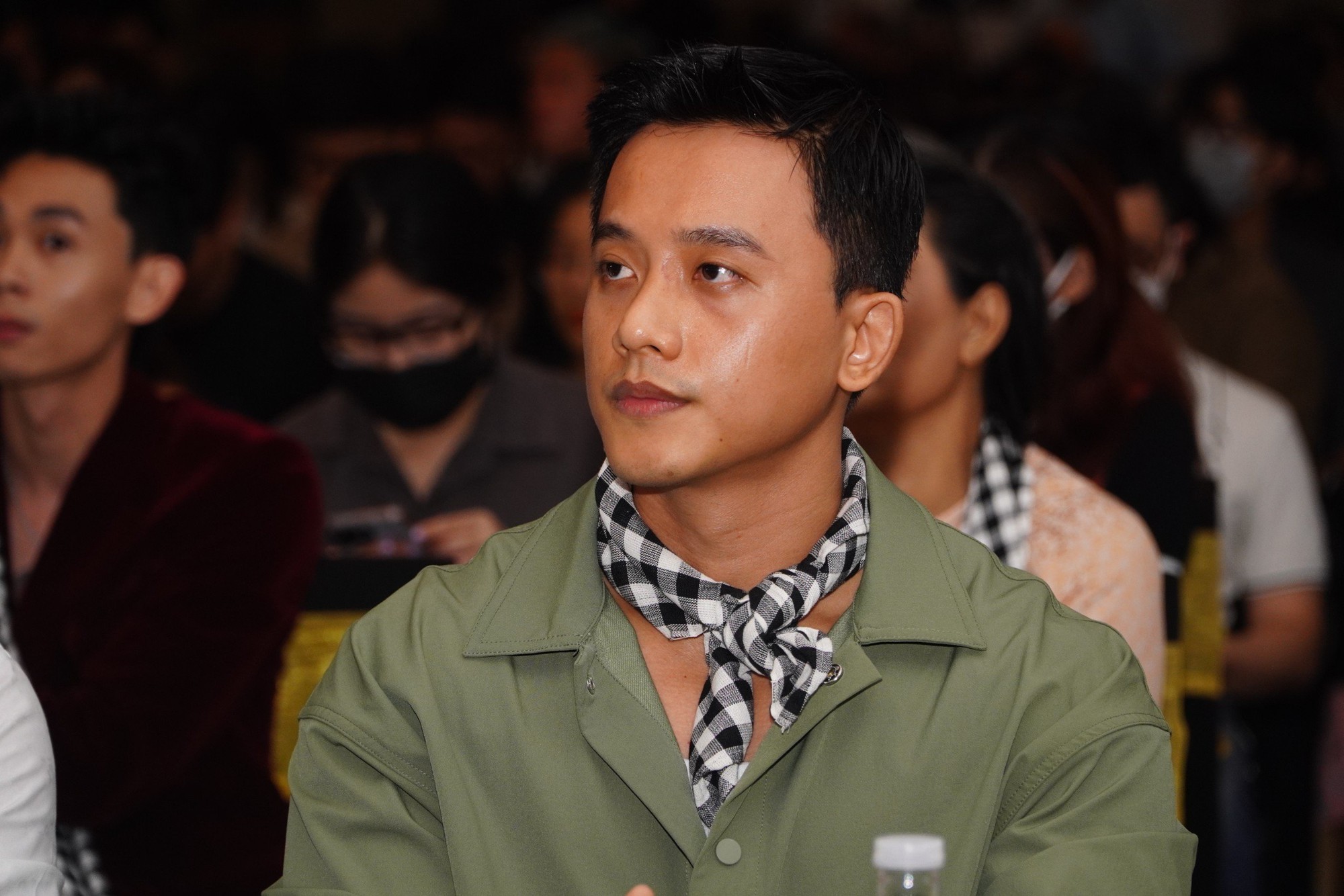 Ra mắt phim mới, Trấn Th&agrave;nh li&ecirc;n tục h&ocirc;n Hari Won - Ảnh 5.