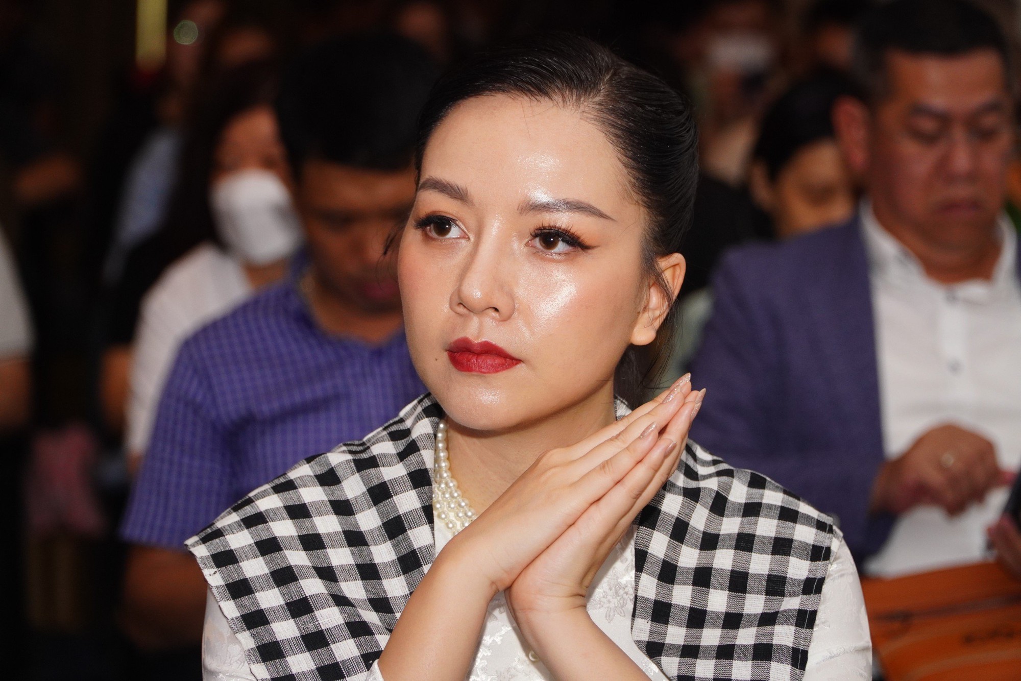 Ra mắt phim mới, Trấn Th&agrave;nh li&ecirc;n tục h&ocirc;n Hari Won - Ảnh 4.