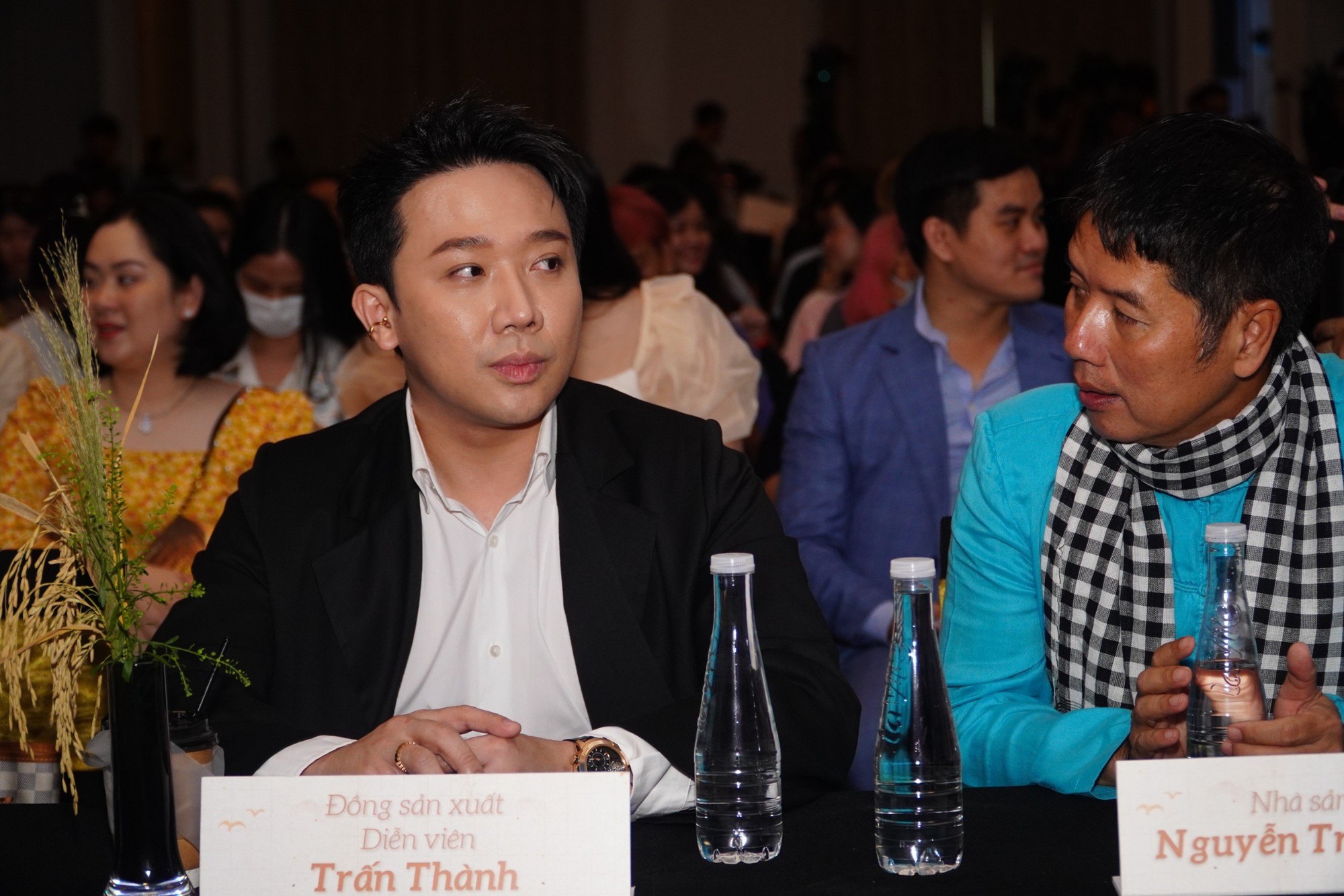 Ra mắt phim mới, Trấn Th&agrave;nh li&ecirc;n tục h&ocirc;n Hari Won - Ảnh 1.