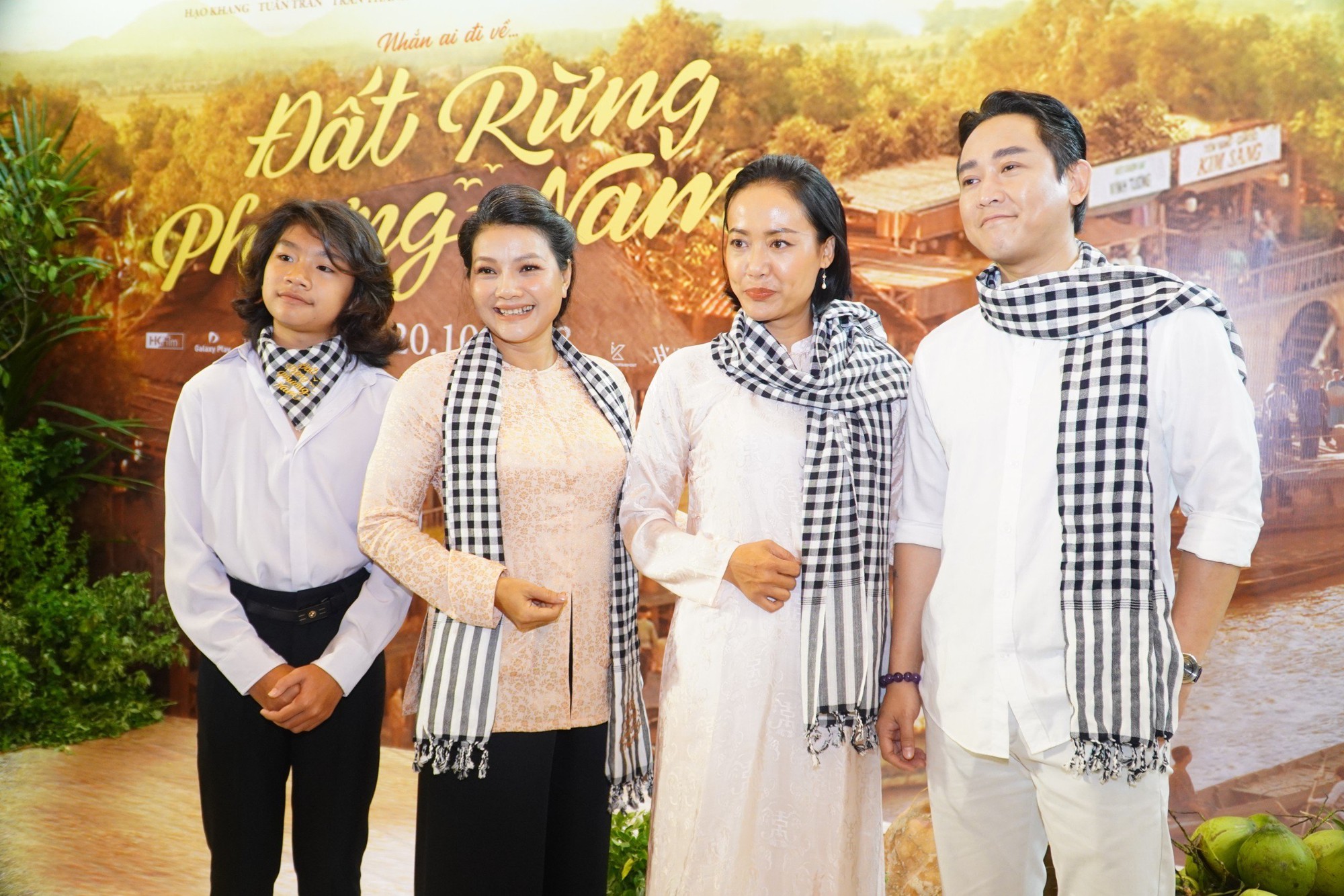 Ra mắt phim mới, Trấn Th&agrave;nh li&ecirc;n tục h&ocirc;n Hari Won - Ảnh 6.