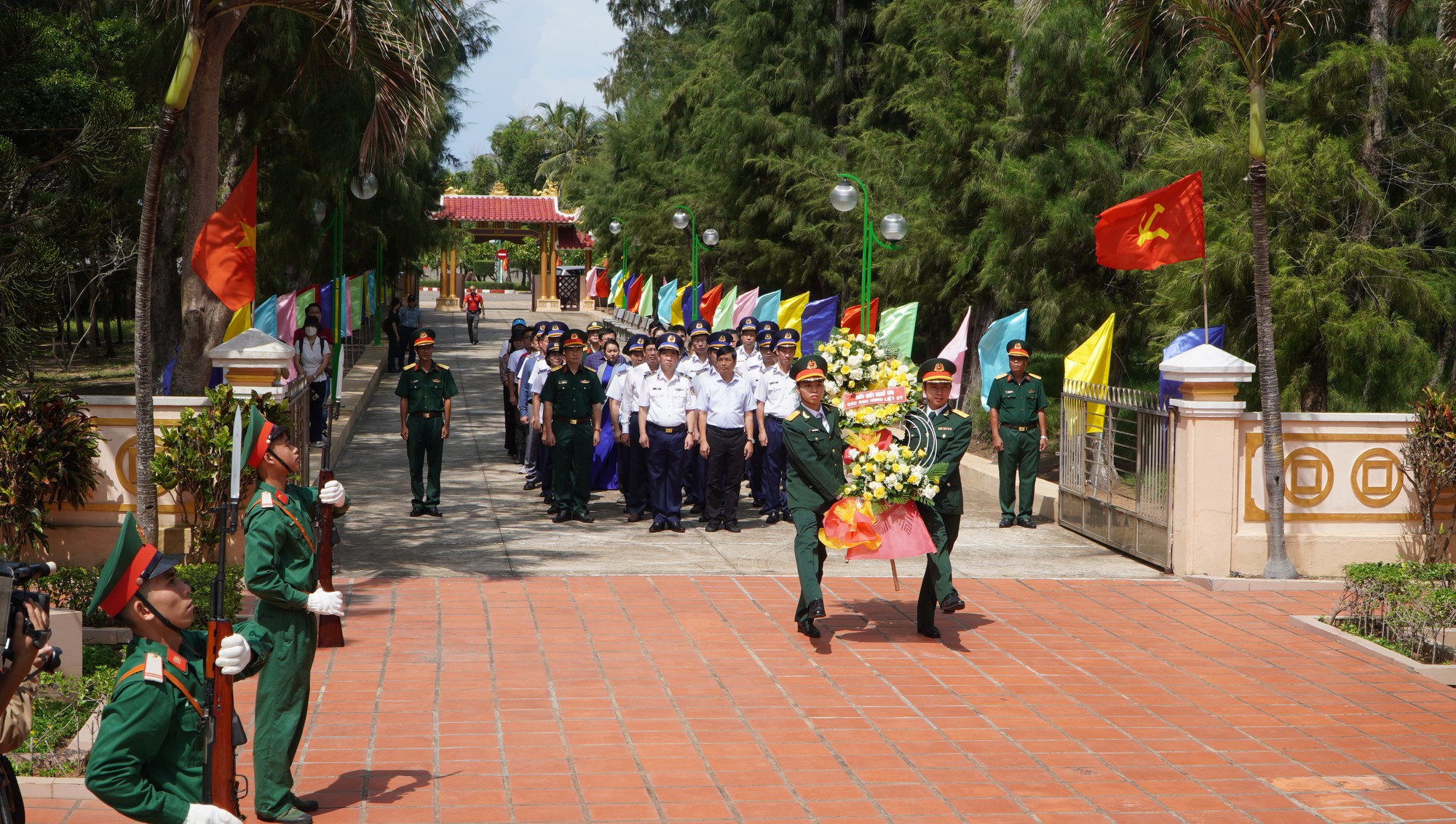 Đoàn công tác chương trình Trăng thu biên cương dâng hương Anh hùng liệt sĩ tại huyện đảo Phú Quý