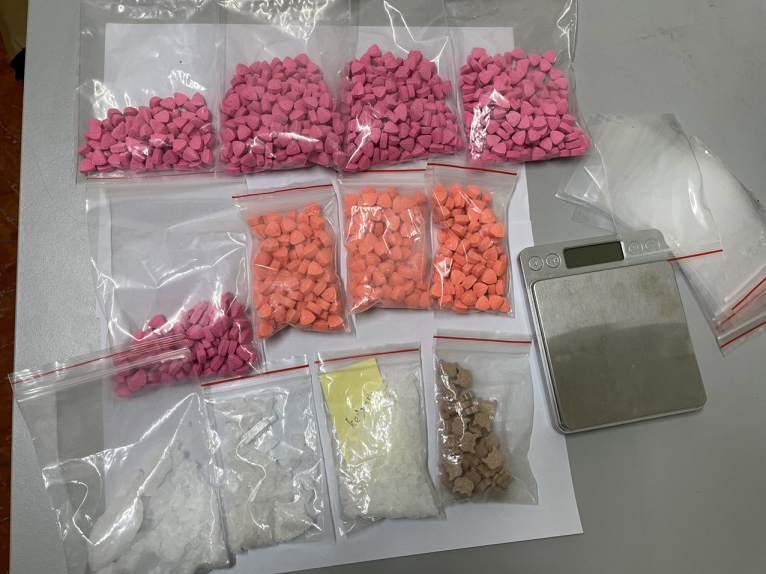 2 người đ&agrave;n &ocirc;ng c&oacute; 11 tiền &aacute;n &ocirc;m hơn 1.000 vi&ecirc;n thuốc lắc - Ảnh 2.
