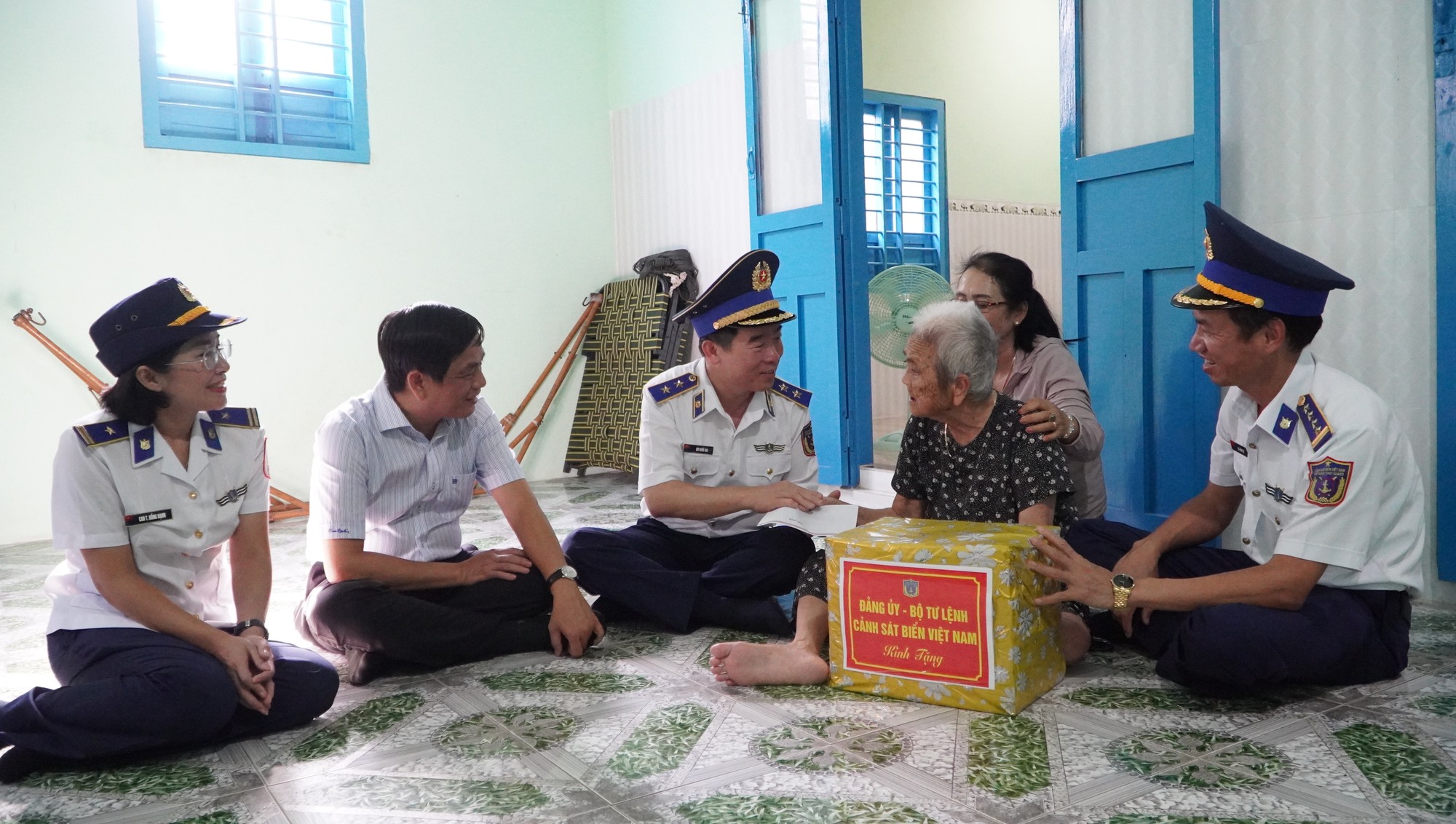 Đo&agrave;n c&ocirc;ng t&aacute;c chương tr&igrave;nh Trăng thu bi&ecirc;n cương d&acirc;ng hương Anh h&ugrave;ng liệt sĩ tại huyện đảo Ph&uacute; Qu&yacute; - Ảnh 2.
