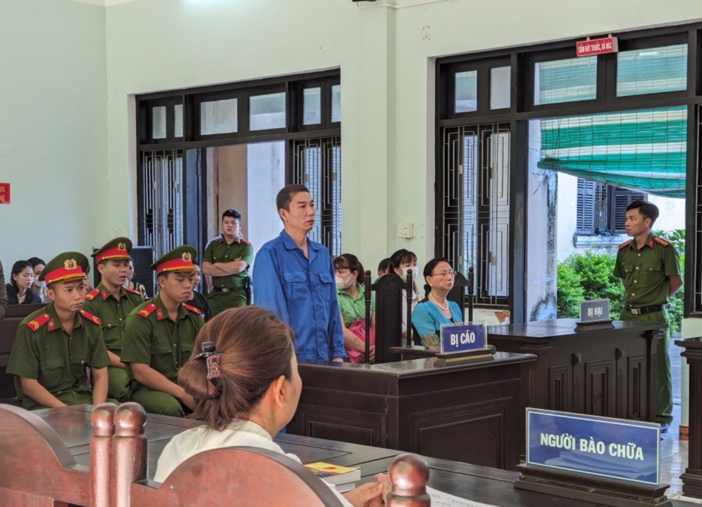 Xét xử cựu đại úy công an trại giam cướp tiệm vàng ở chợ Đông Ba - Ảnh 1.