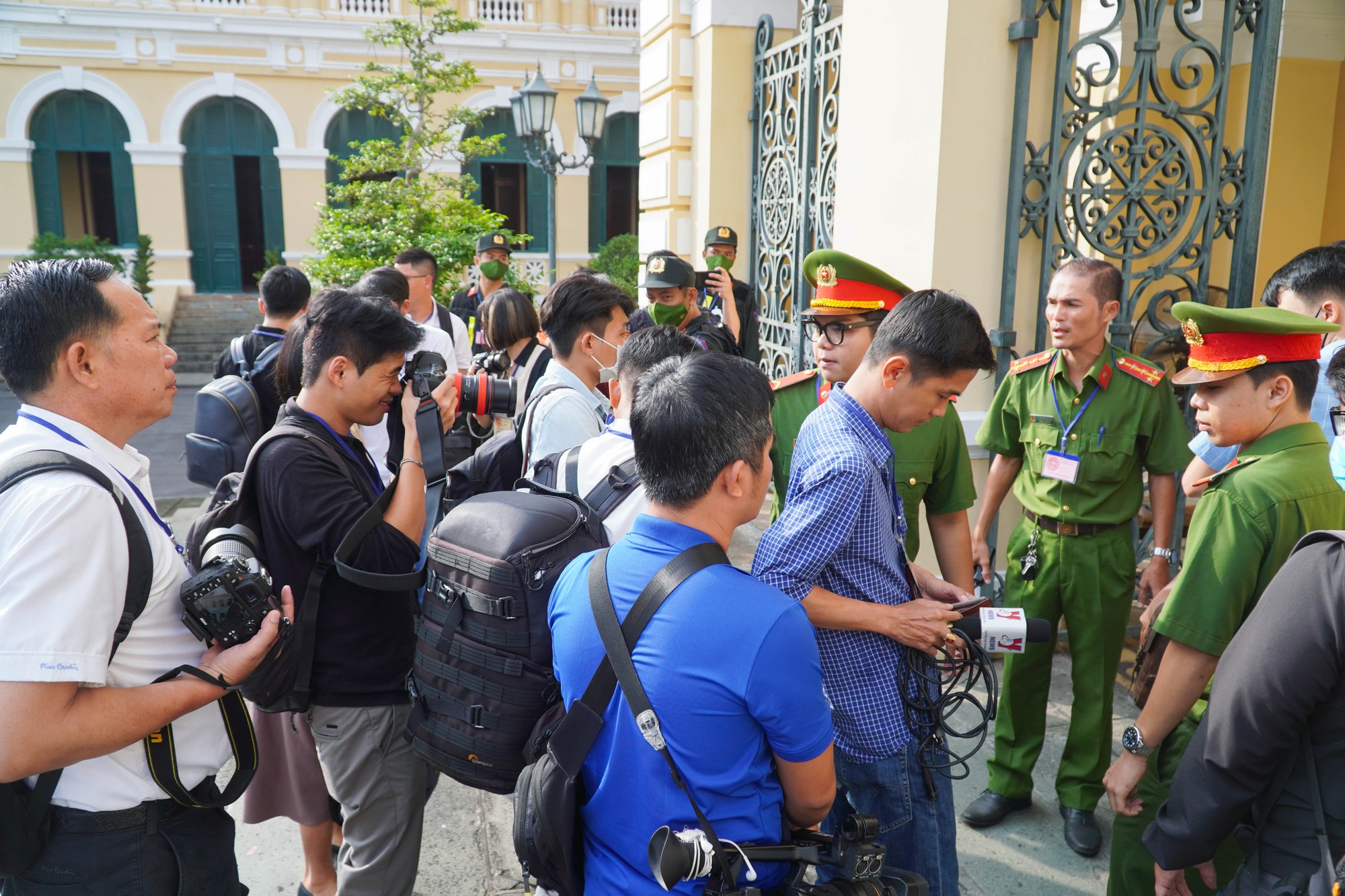 Xét xử bà Nguyễn Phương Hằng: Đàm Vĩnh Hưng và Vy Oanh đến tòa - Ảnh 2.