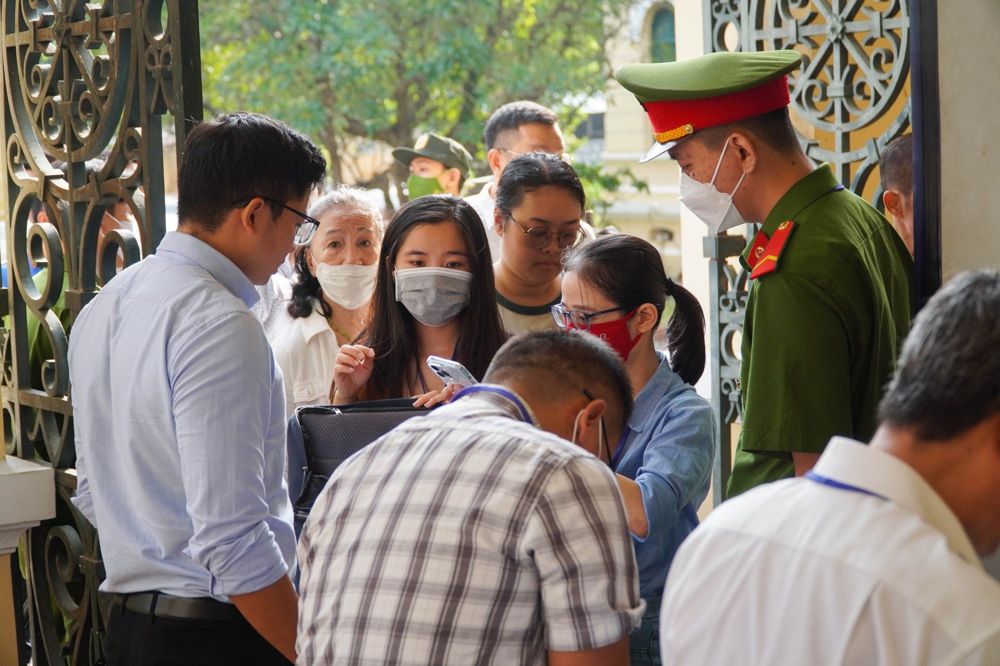 Xét xử bà Nguyễn Phương Hằng: Đàm Vĩnh Hưng và Vy Oanh đến tòa - Ảnh 1.