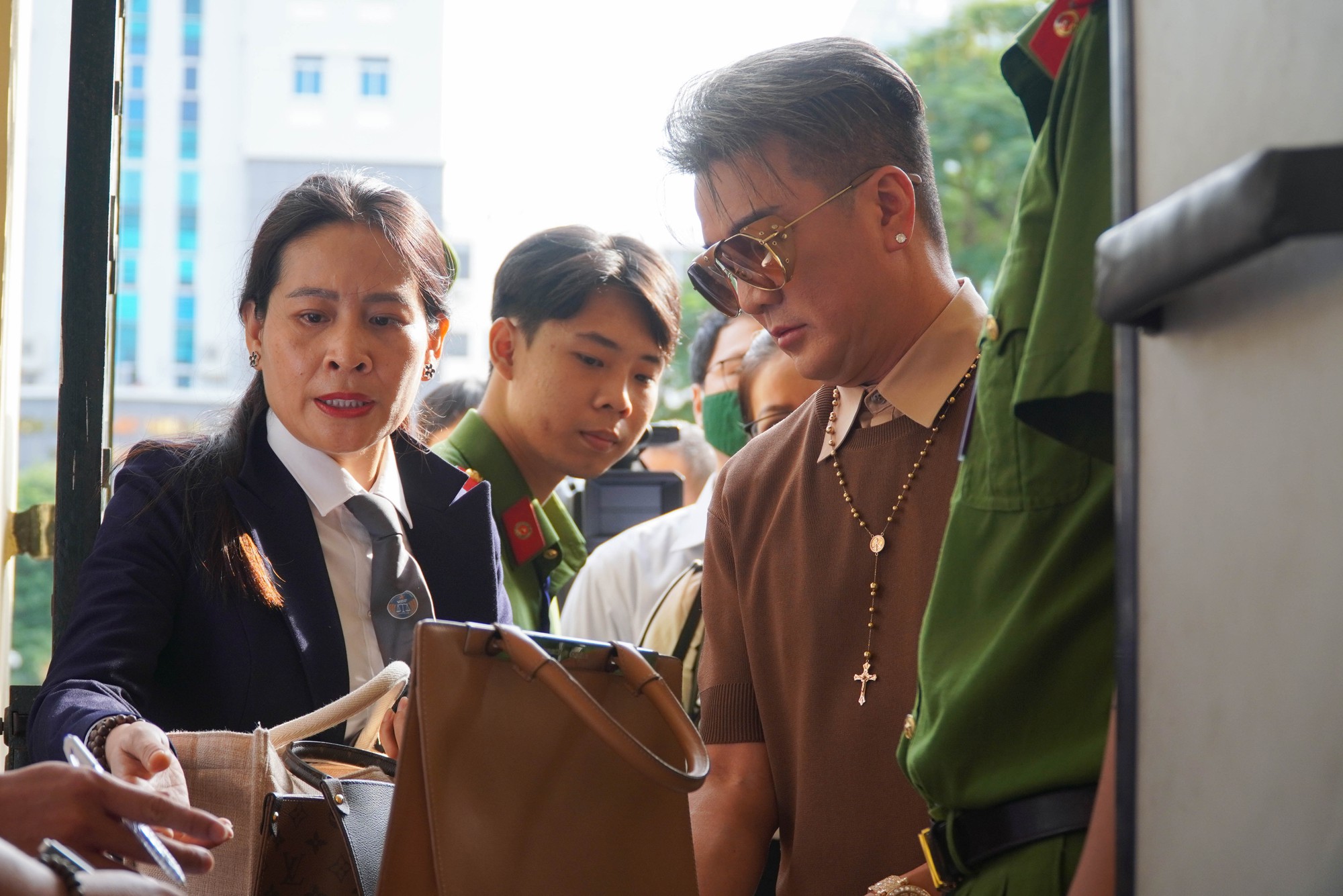 Xét xử bà Nguyễn Phương Hằng: Đàm Vĩnh Hưng và Vy Oanh đến tòa - Ảnh 3.
