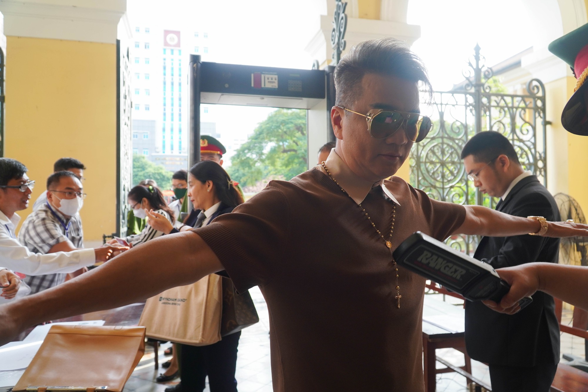Xét xử bà Nguyễn Phương Hằng: Đàm Vĩnh Hưng và Vy Oanh đến tòa - Ảnh 4.