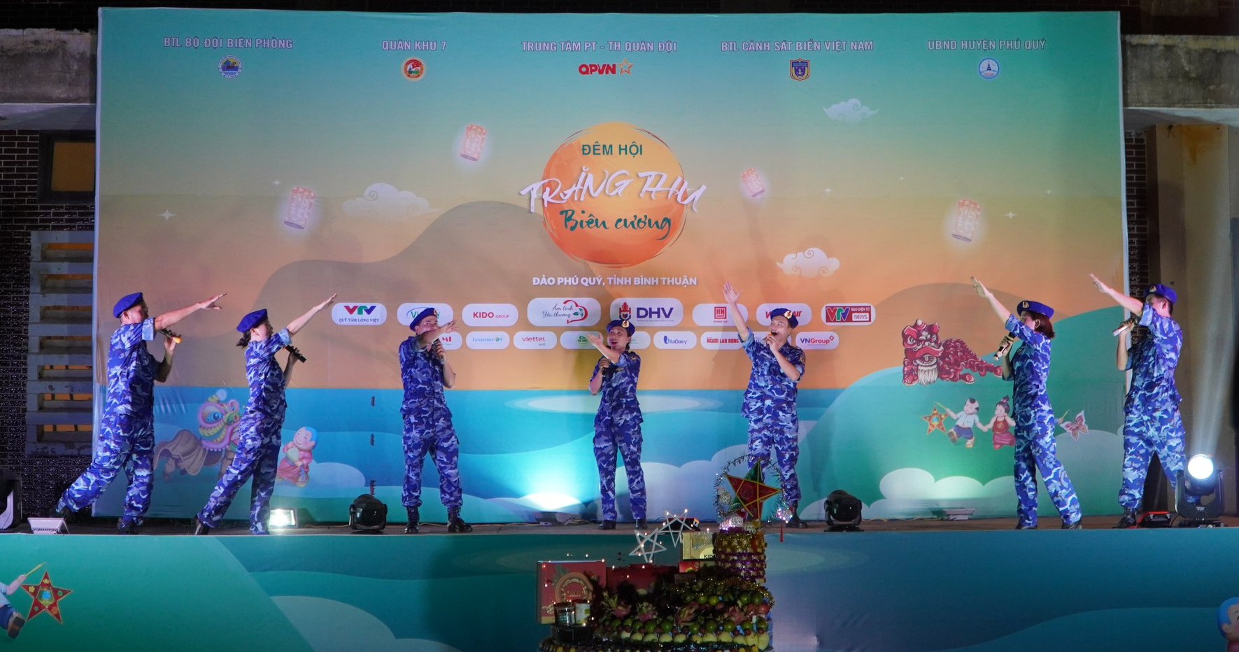Rộn r&agrave;ng chương tr&igrave;nh Trăng thu bi&ecirc;n cương tại huyện đảo Ph&uacute; Qu&yacute; - Ảnh 1.