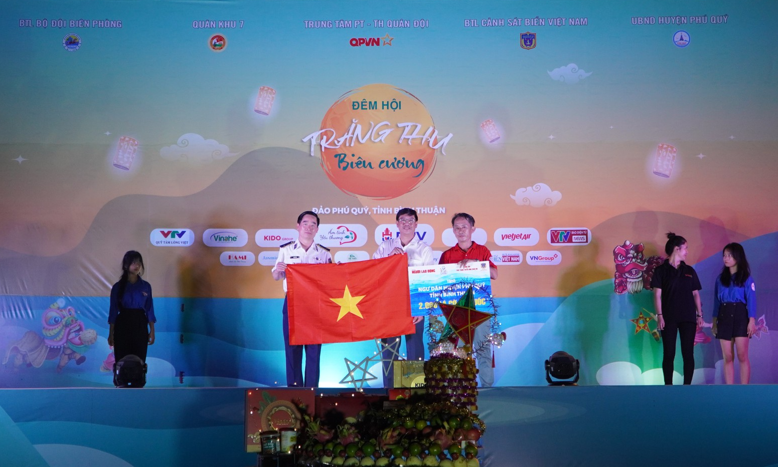 Rộn r&agrave;ng chương tr&igrave;nh Trăng thu bi&ecirc;n cương tại huyện đảo Ph&uacute; Qu&yacute; - Ảnh 2.
