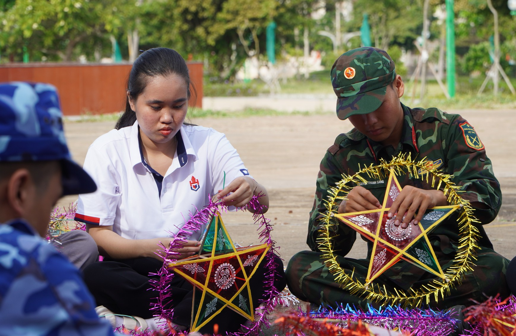 Đo&agrave;n c&ocirc;ng t&aacute;c chương tr&igrave;nh Trăng thu bi&ecirc;n cương d&acirc;ng hương Anh h&ugrave;ng liệt sĩ tại huyện đảo Ph&uacute; Qu&yacute; - Ảnh 3.