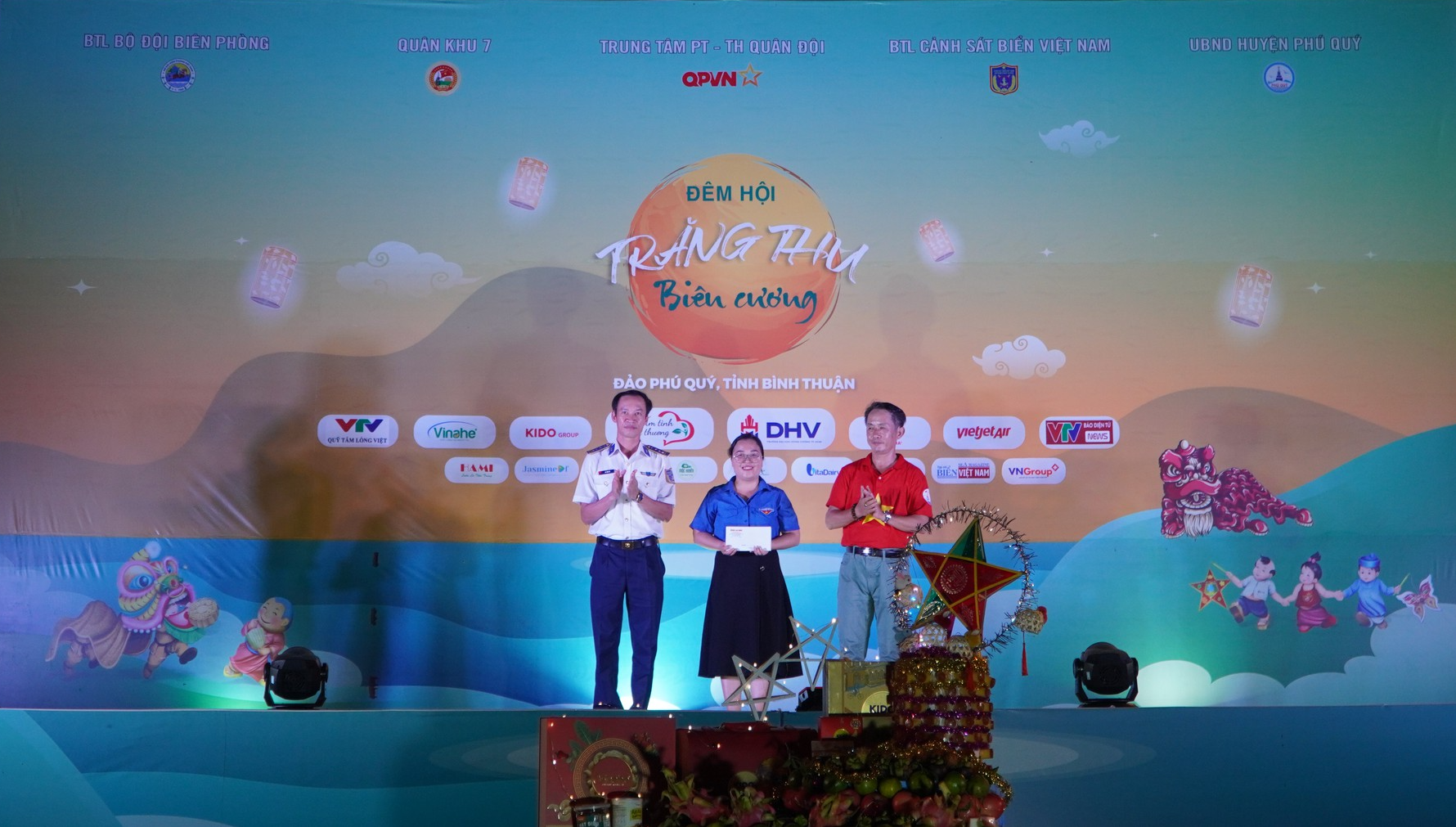 Rộn r&agrave;ng chương tr&igrave;nh Trăng thu bi&ecirc;n cương tại huyện đảo Ph&uacute; Qu&yacute; - Ảnh 3.