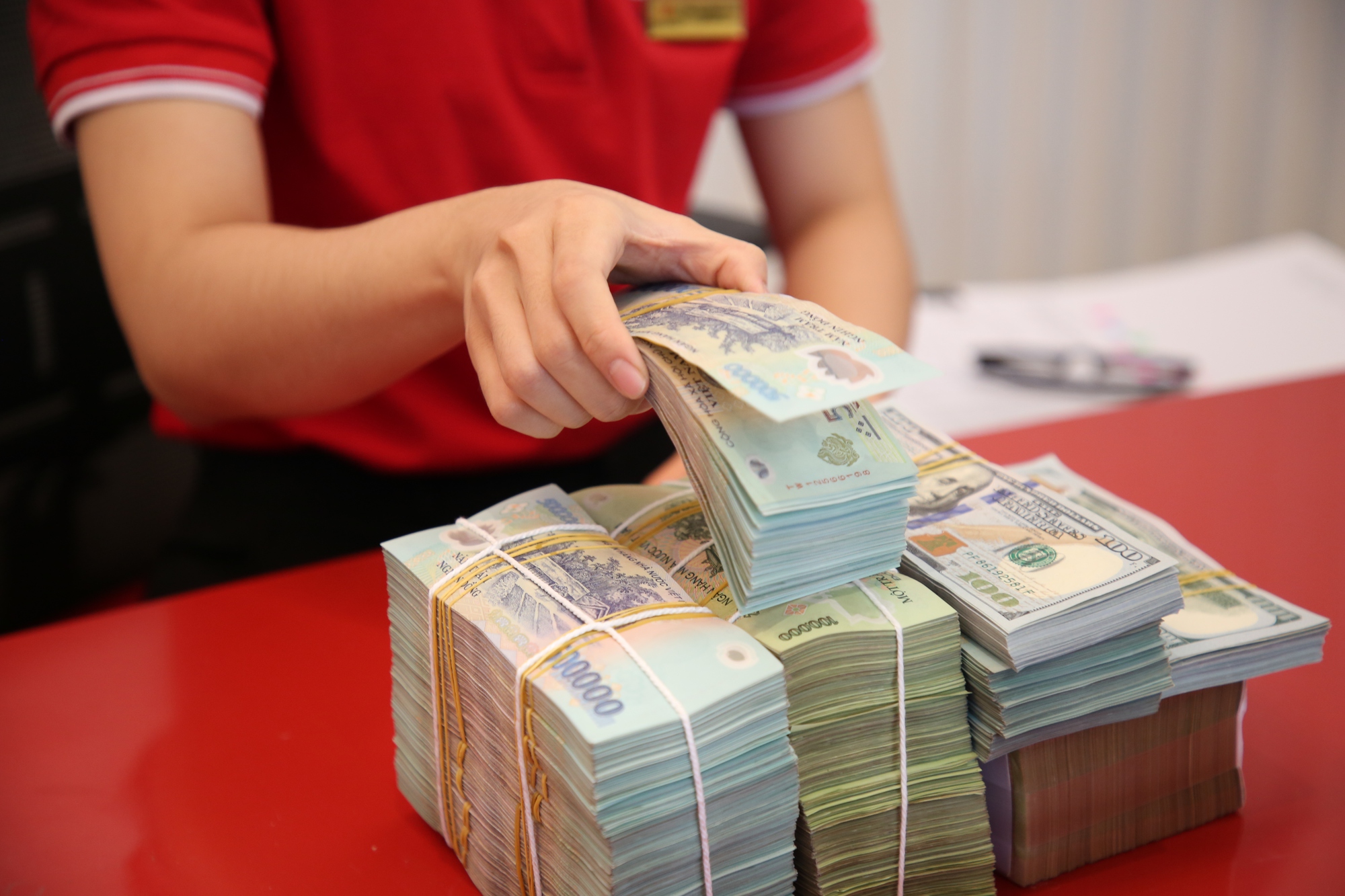 Nên mua cổ phiếu hưởng cổ tức cao hay gửi ngân hàng?
