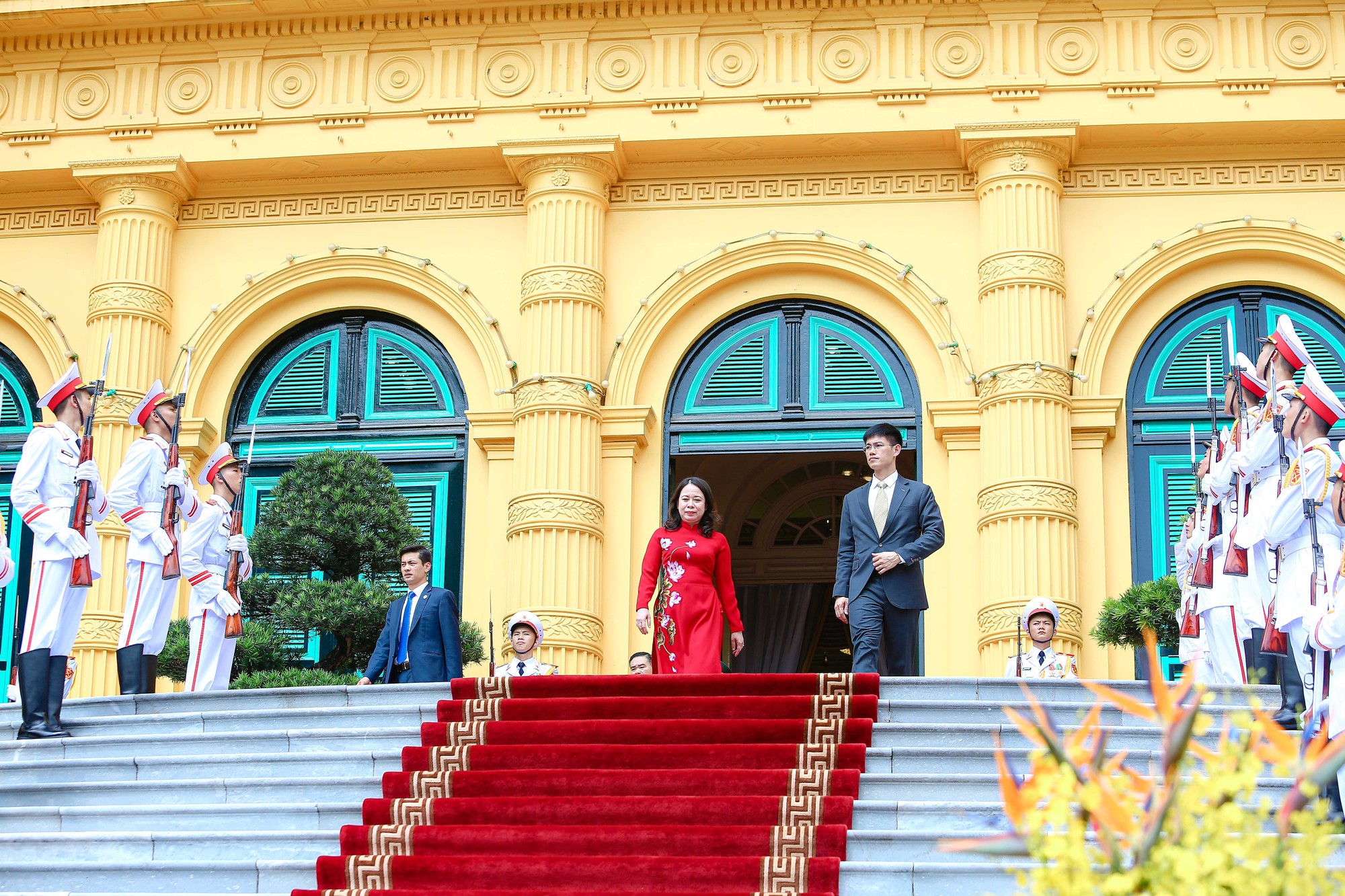 Cận cảnh Ph&oacute; Chủ tịch nước V&otilde; Thị &Aacute;nh Xu&acirc;n đ&oacute;n Ho&agrave;ng Th&aacute;i tử Nhật Bản - Ảnh 2.