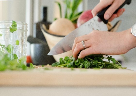 Chấm điểm “đầu bếp giảm mặn” tại gia thông qua thói quen nấu ăn hàng ngày