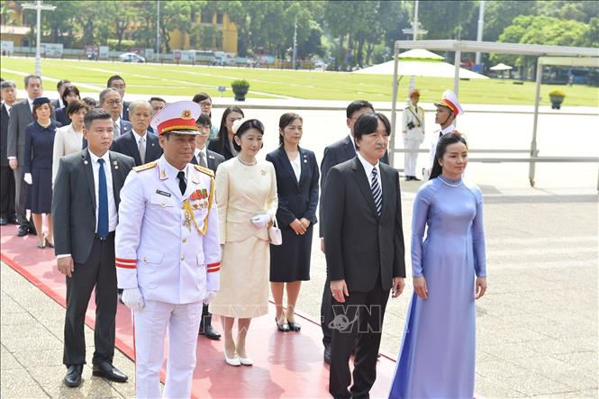 Ho&agrave;ng Th&aacute;i tử Nhật Bản tr&acirc;n trọng chạm v&agrave;o những kỷ vật của Chủ tịch Hồ Ch&iacute; Minh - Ảnh 2.
