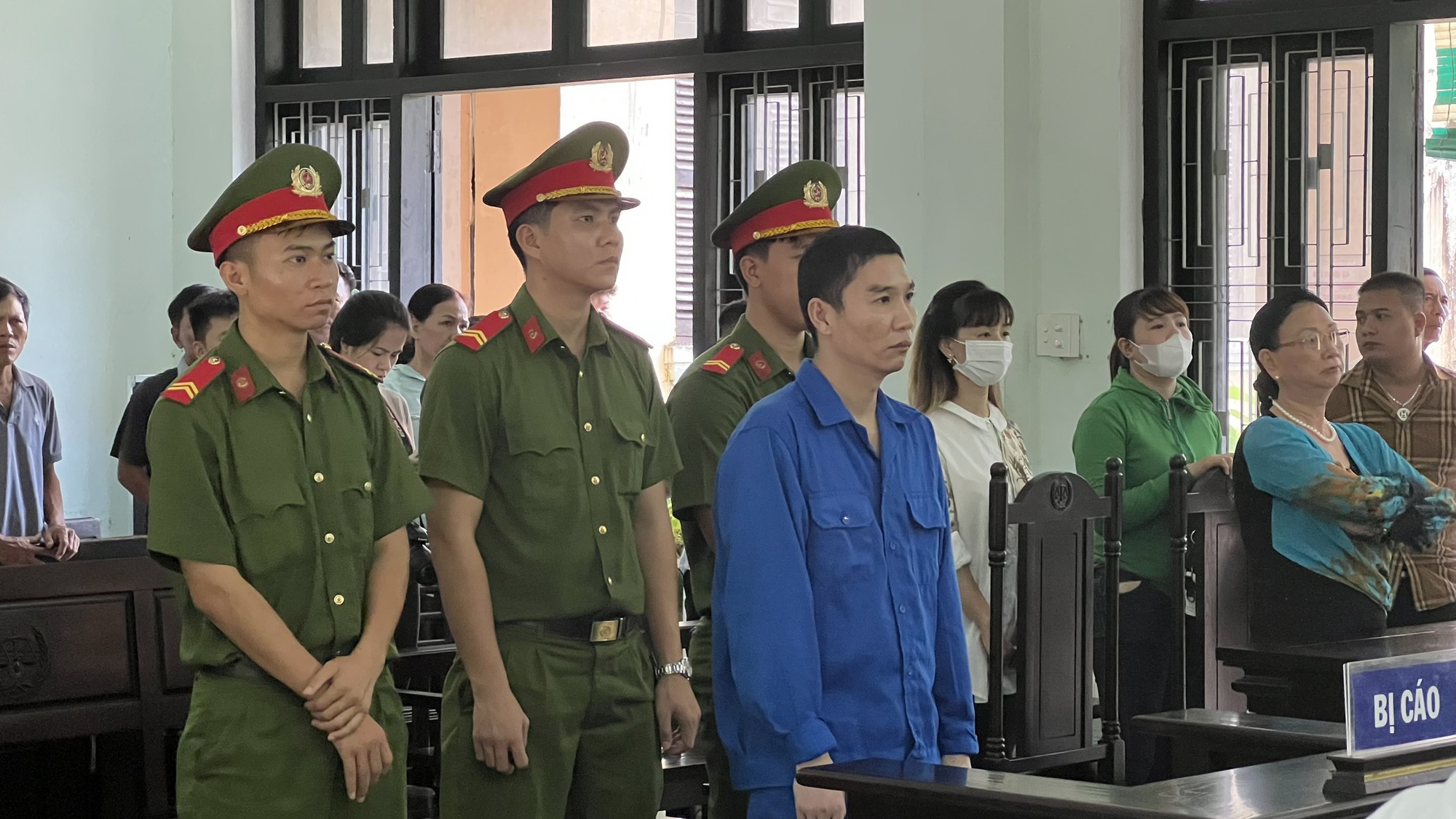 Cựu đại úy công an dùng súng cướp tiệm vàng lĩnh án 8 năm 3 tháng tù giam