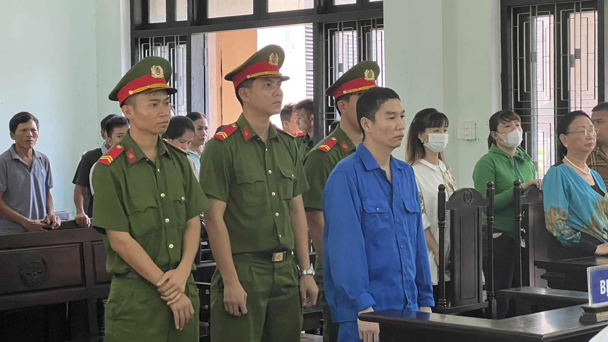 Cựu đại &uacute;y c&ocirc;ng an d&ugrave;ng s&uacute;ng cướp tiệm v&agrave;ng lĩnh &aacute;n 8 năm 3 th&aacute;ng t&ugrave; giam - Ảnh 1.