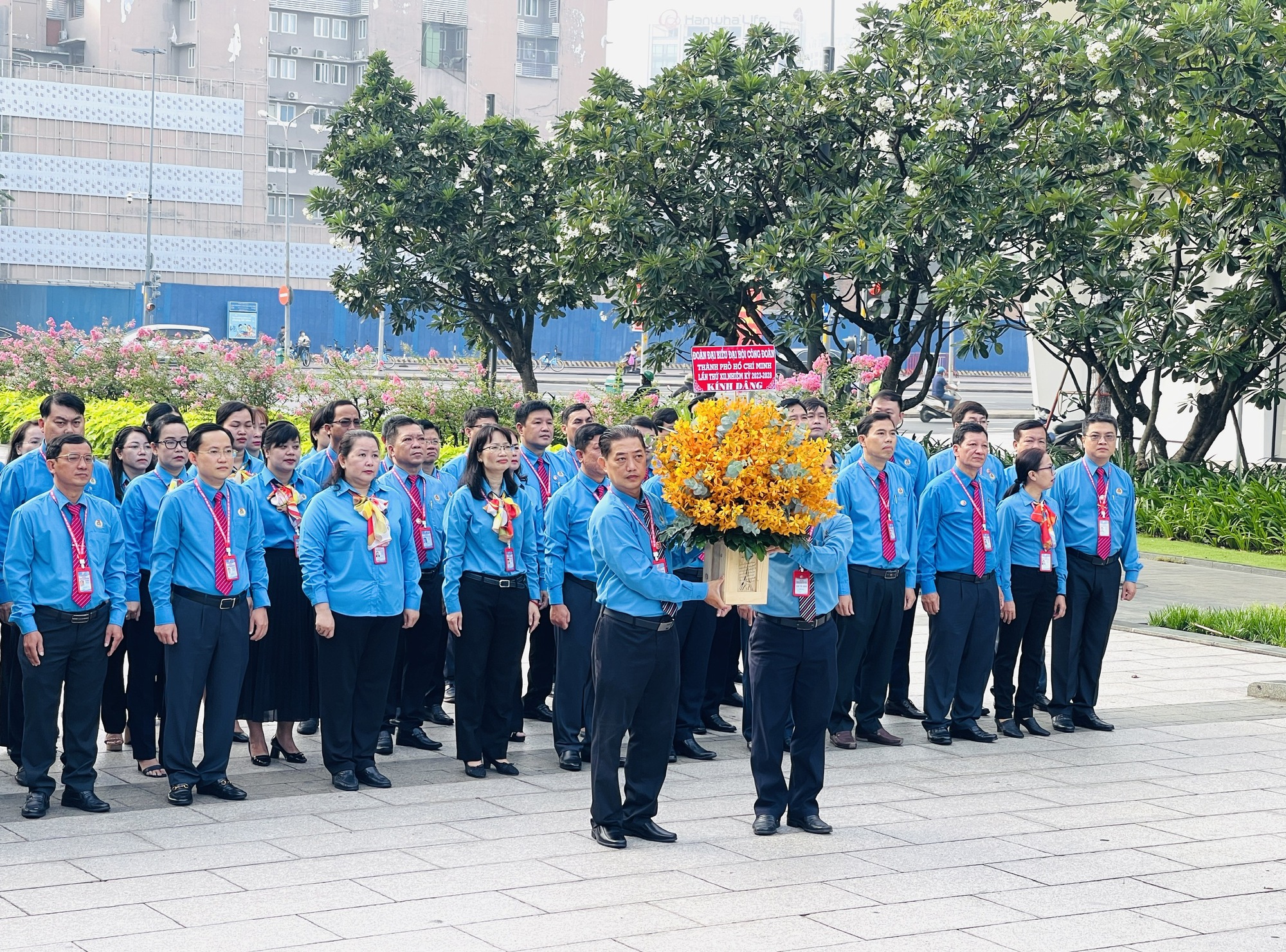 Đoàn Đại biểu CNVC-LĐ TP HCM dâng hương, dâng hoa tượng đài Bác Hồ, Bác Tôn