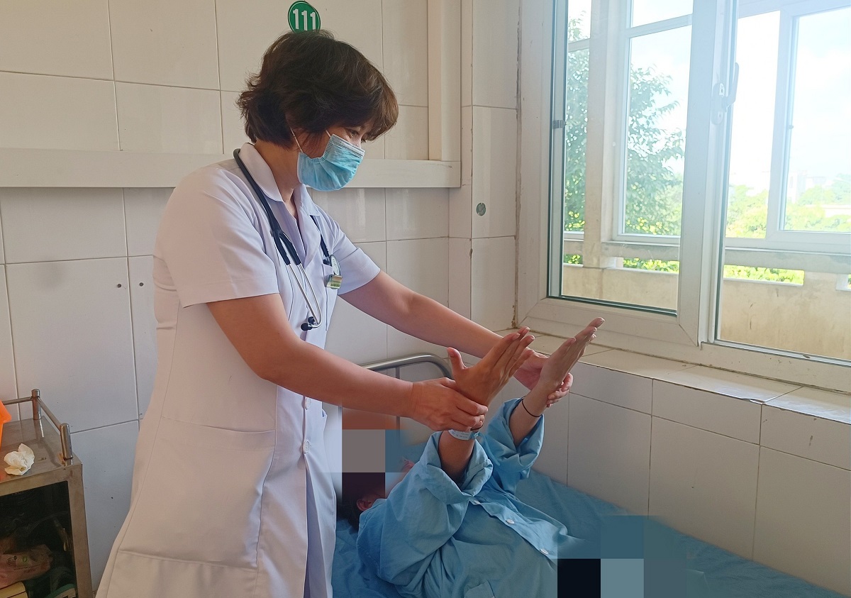 Cô gái 19 tuổi nhập viện cấp cứu sau 4 tháng hít bóng cười liên tục