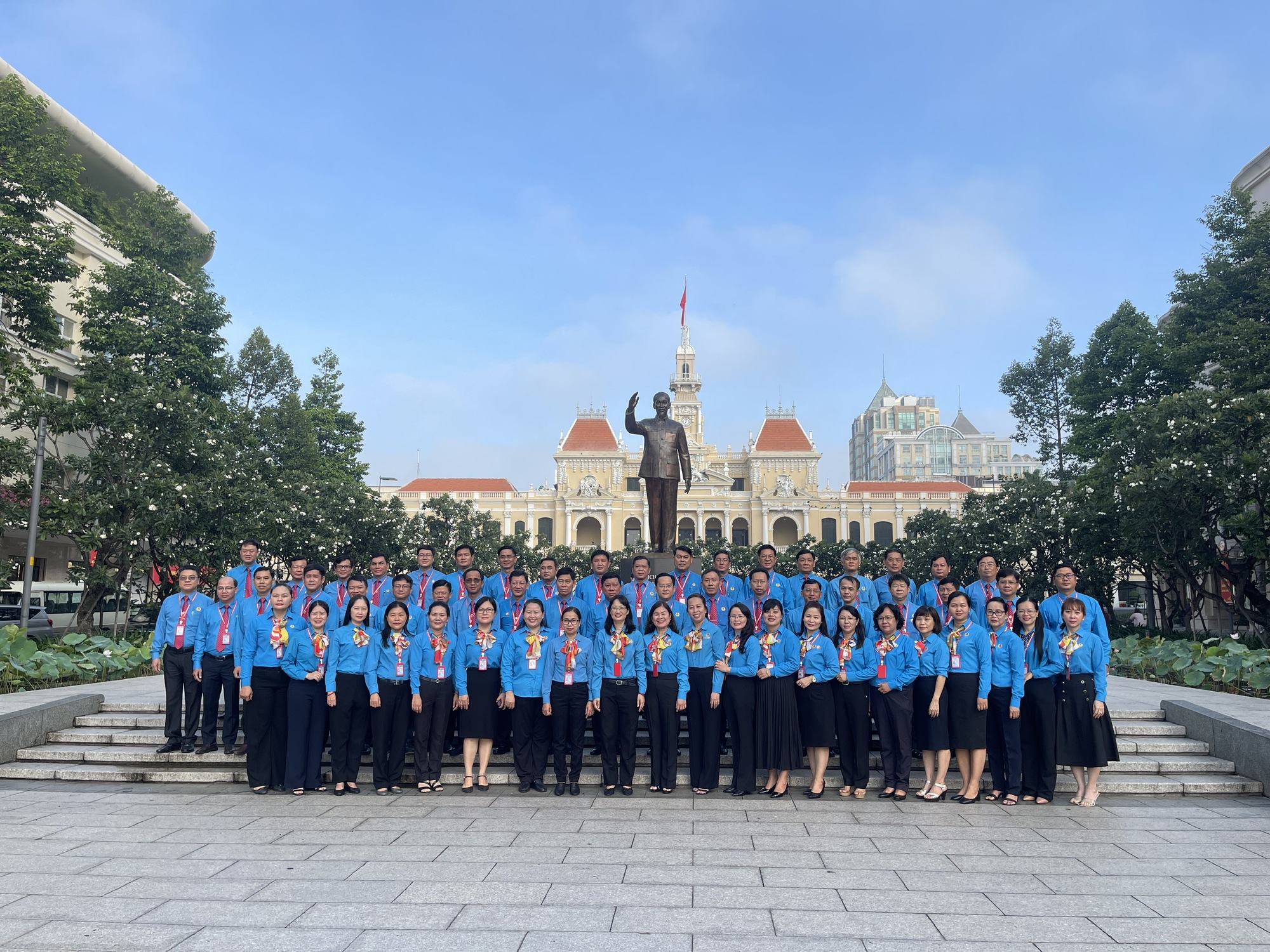 Đoàn Đại biểu CNVC-LĐ TP HCM dâng hương, dâng hoa tượng đài Bác Hồ, Bác Tôn - Ảnh 4.