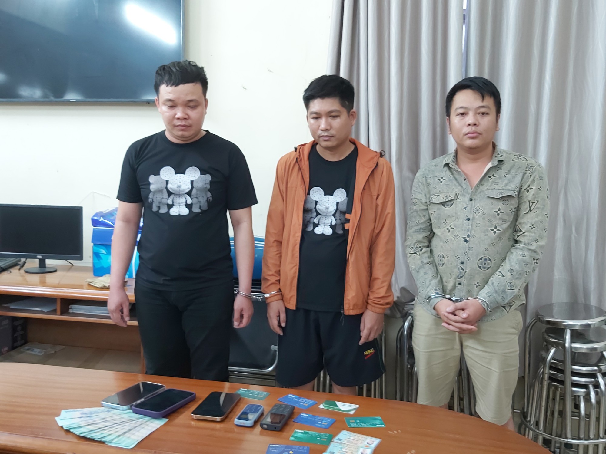 TP HCM: Bắt hai nhóm cho vay nặng lãi tung ảnh khỏa thân người vay lên facebook - Ảnh 2.