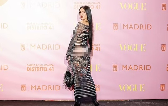 Con g&aacute;i Madonna diện đầm xuy&ecirc;n thấu, t&aacute;o bạo - Ảnh 3.