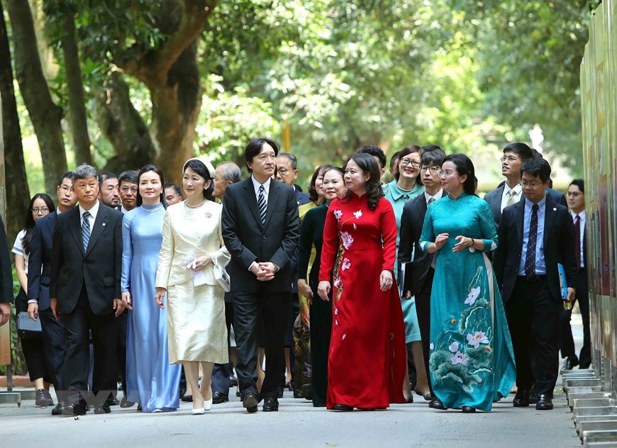 Ho&agrave;ng Th&aacute;i tử Nhật Bản tr&acirc;n trọng chạm v&agrave;o những kỷ vật của Chủ tịch Hồ Ch&iacute; Minh - Ảnh 3.