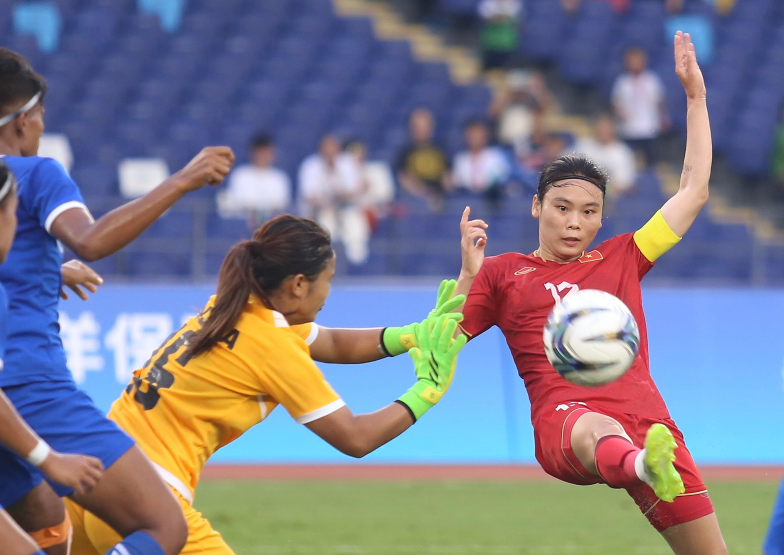 Ra qu&acirc;n ở ASIAD 19, tuyển nữ Việt Nam thắng nhẹ Nepal 2-0 - Ảnh 2.