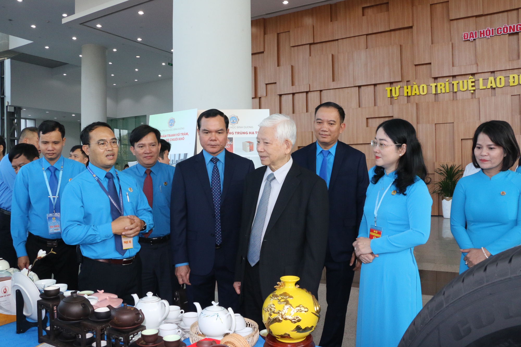 Nguyên Chủ tịch nước Nguyễn Minh Triết dự khai mạc Đại hội Công đoàn tỉnh Bình Dương - Ảnh 2.