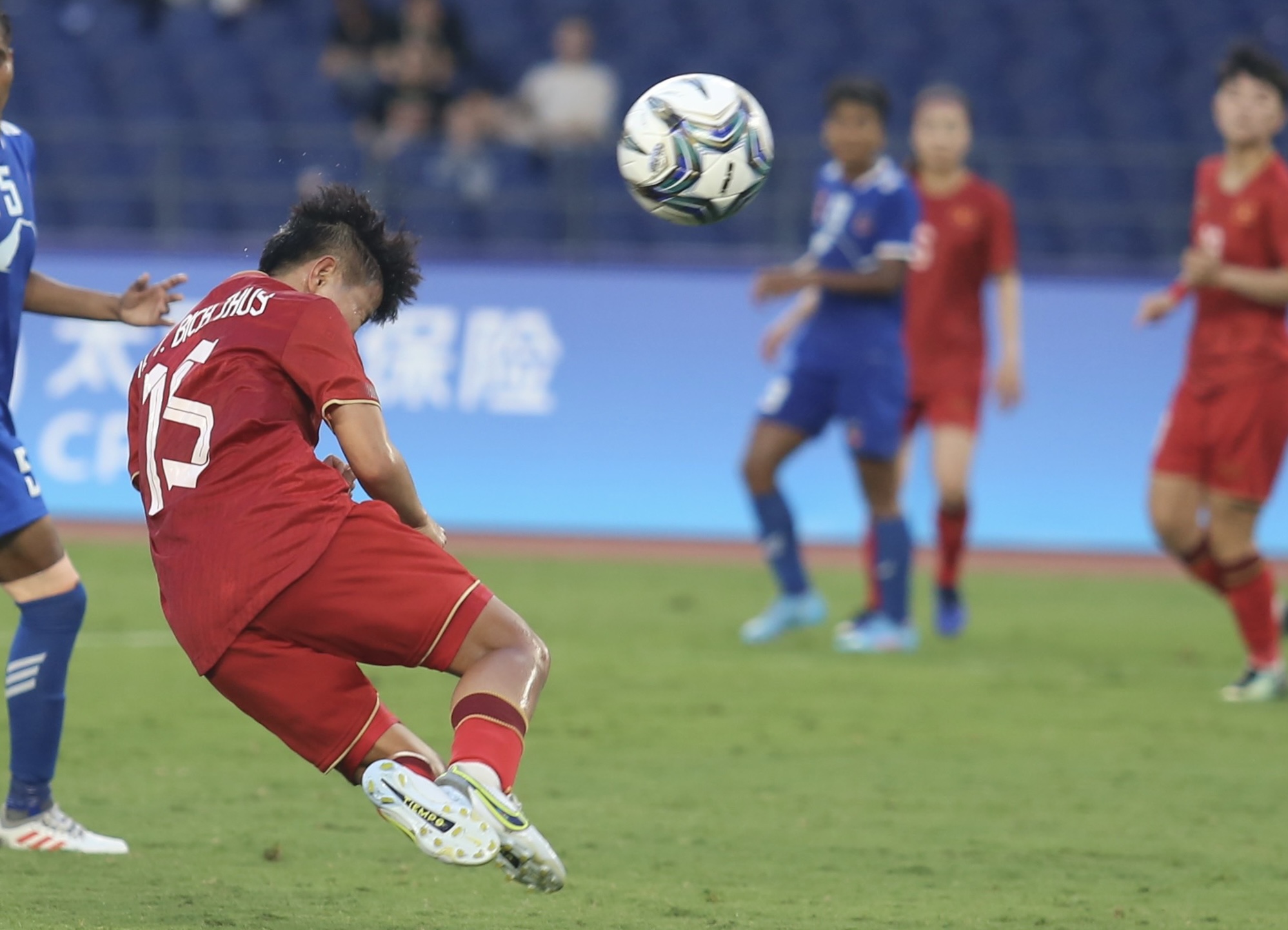 Ra qu&acirc;n ở ASIAD 19, tuyển nữ Việt Nam thắng nhẹ Nepal 2-0 - Ảnh 3.