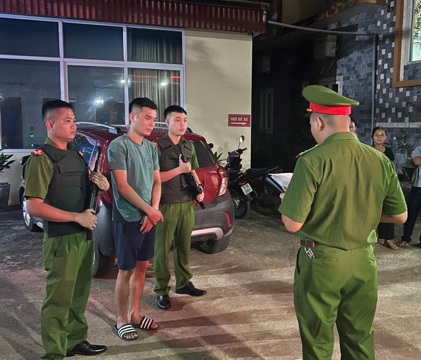 Nợ tiền, nam thanh niên bị nhóm đối tượng bắt giữ, đánh đập