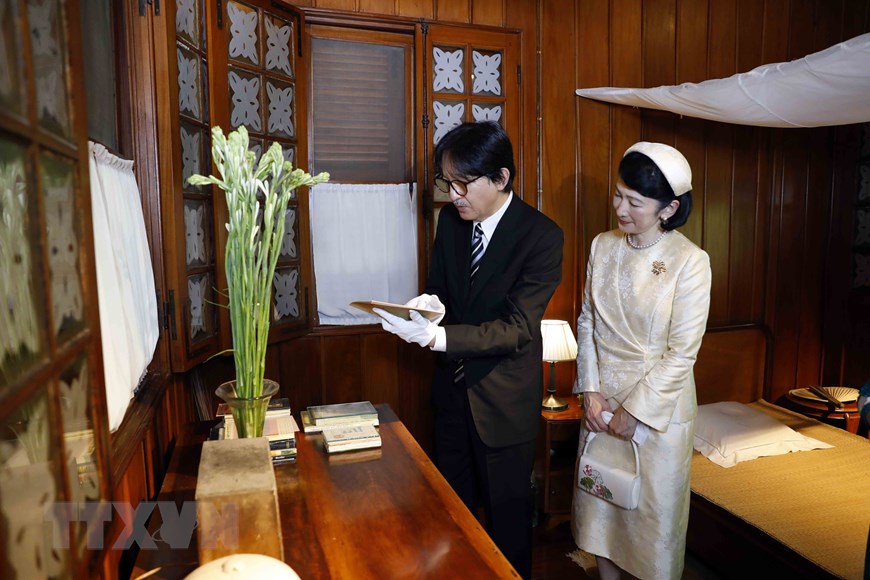 Ho&agrave;ng Th&aacute;i tử Nhật Bản tr&acirc;n trọng chạm v&agrave;o những kỷ vật của Chủ tịch Hồ Ch&iacute; Minh - Ảnh 6.
