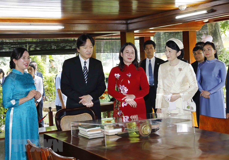 Ho&agrave;ng Th&aacute;i tử Nhật Bản tr&acirc;n trọng chạm v&agrave;o những kỷ vật của Chủ tịch Hồ Ch&iacute; Minh - Ảnh 8.