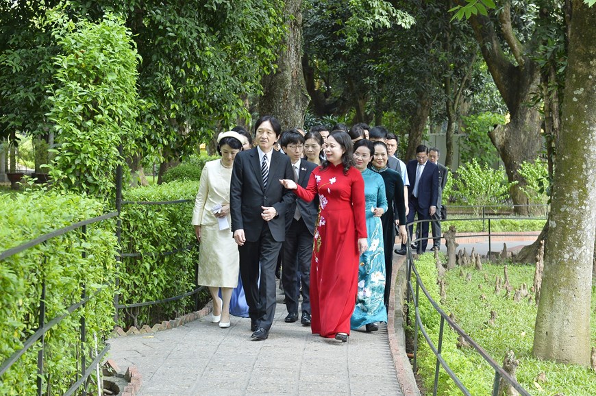 Ho&agrave;ng Th&aacute;i tử Nhật Bản tr&acirc;n trọng chạm v&agrave;o những kỷ vật của Chủ tịch Hồ Ch&iacute; Minh - Ảnh 4.