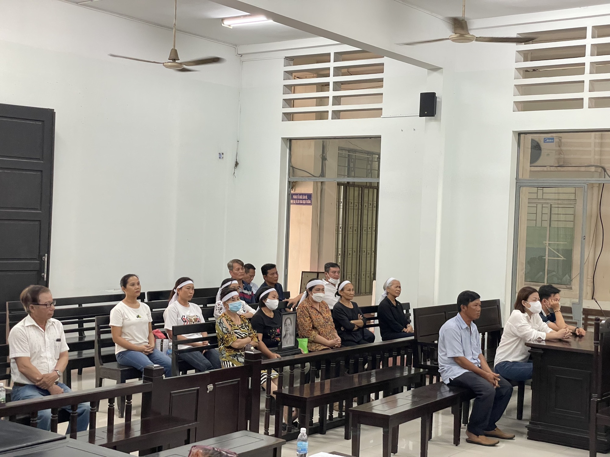 Vụ xe Mercedes tổng chết người rồi bỏ mặc: Nhấp m&ocirc;i rượu, kh&ocirc;ng &yacute; thức được va chạm xảy ra! - Ảnh 4.