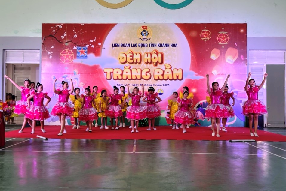 Con em lao động Khánh Hòa vui mừng nhận học bổng Báo Người Lao Động dịp Tết Trung thu - Ảnh 1.