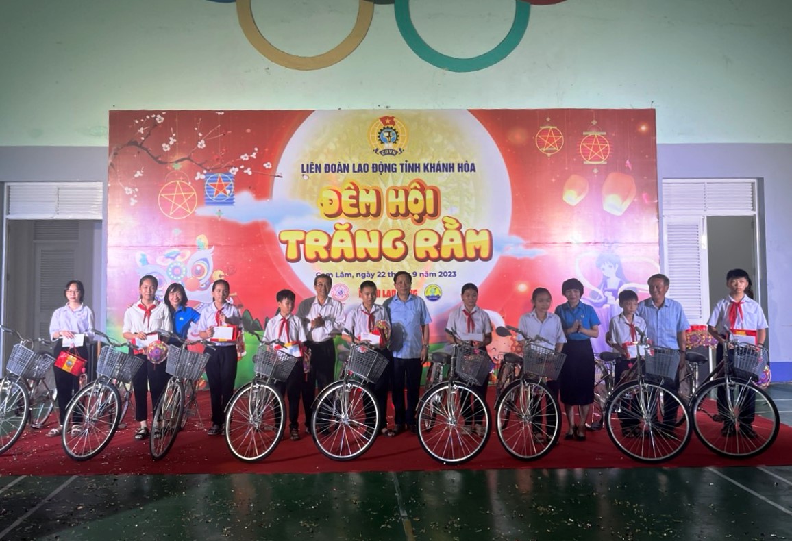 Con em lao động Kh&aacute;nh H&ograve;a vui mừng nhận học bổng B&aacute;o Người Lao Động dịp Tết Trung thu