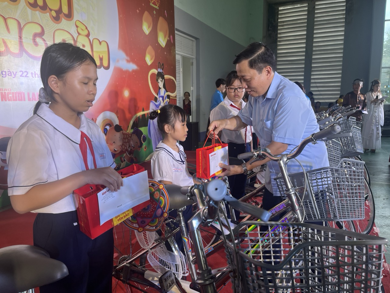 Con em lao động Khánh Hòa vui mừng nhận học bổng Báo Người Lao Động dịp Tết Trung thu - Ảnh 5.